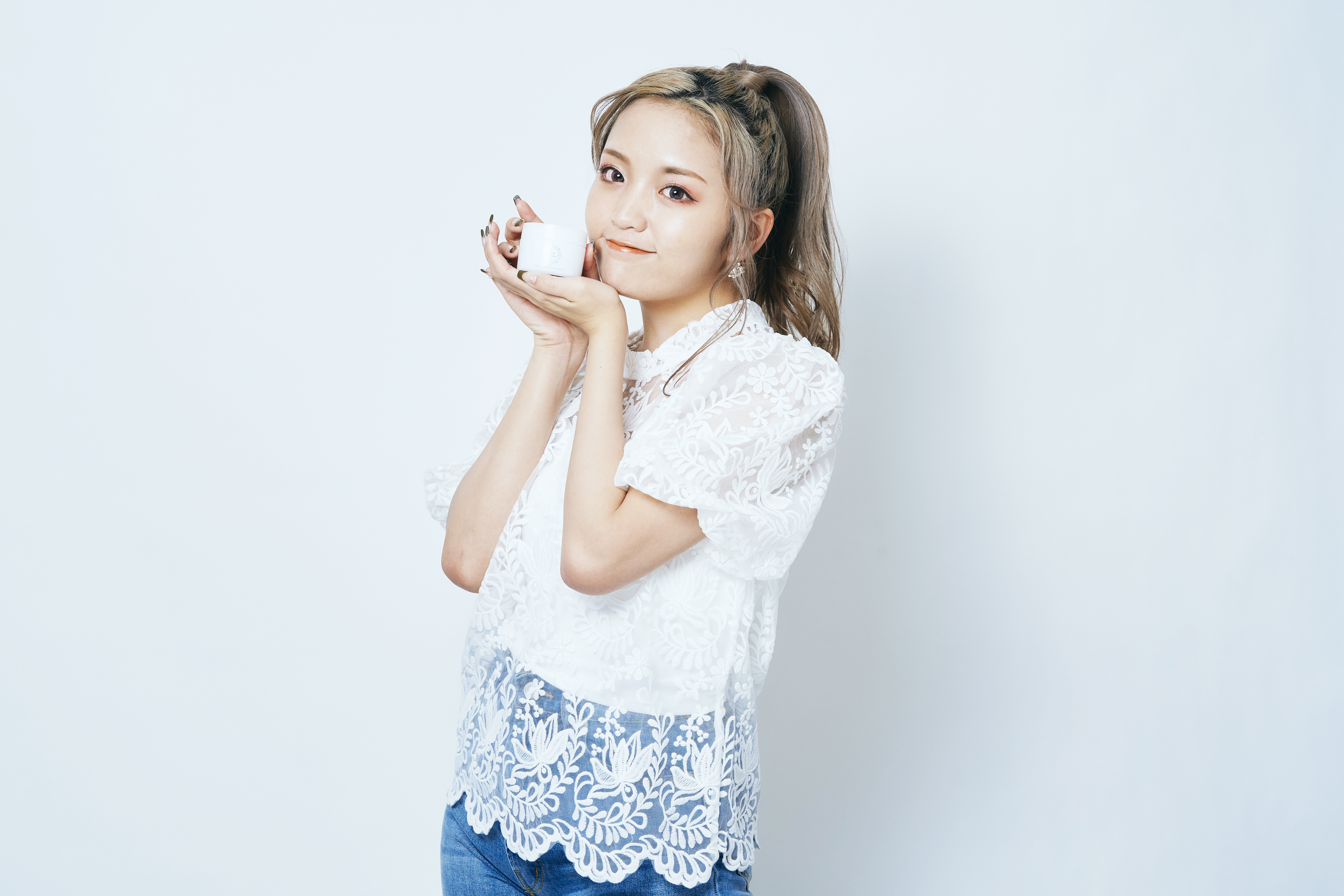 人気YouTuberでモデルのねおさんをオールインワンジェル「エクラ 