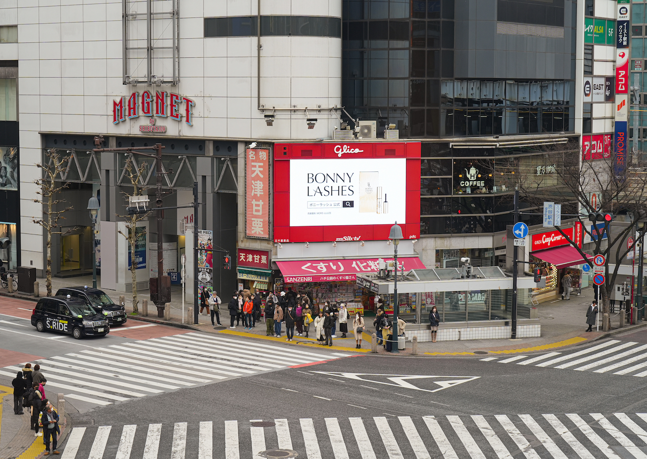『ボニーラッシュ』の映像が渋谷・新宿の街頭ビジョンで放映